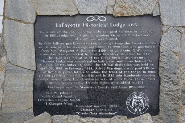 [Picture of Oddfellows plaque]